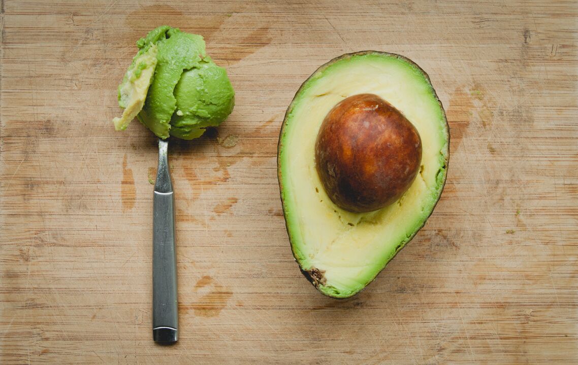 Avokado, yüksek oranda bitkisel yağ ve protein içerdiğinden keto diyetinin menüsünde yer alır. 