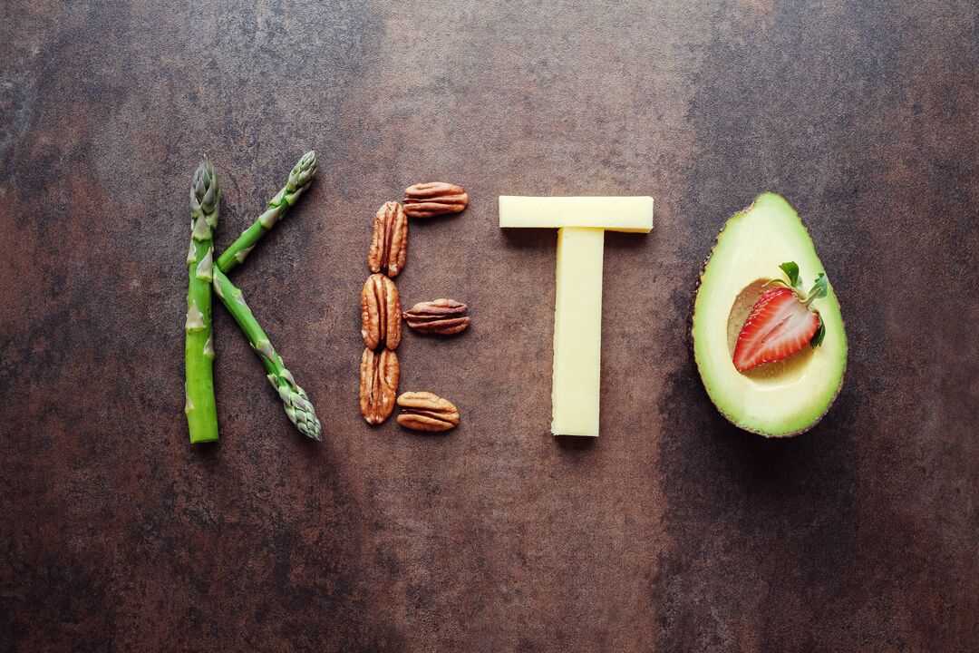 Keto diyeti, karbonhidratlarda keskin bir azalmanın arka planına karşı yağ ve proteinde bir artıştır. 